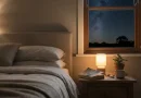 Ilustrasi kamar tidur yang tenang dengan cahaya temaram untuk mendukung rutinitas tidur yang teratur.