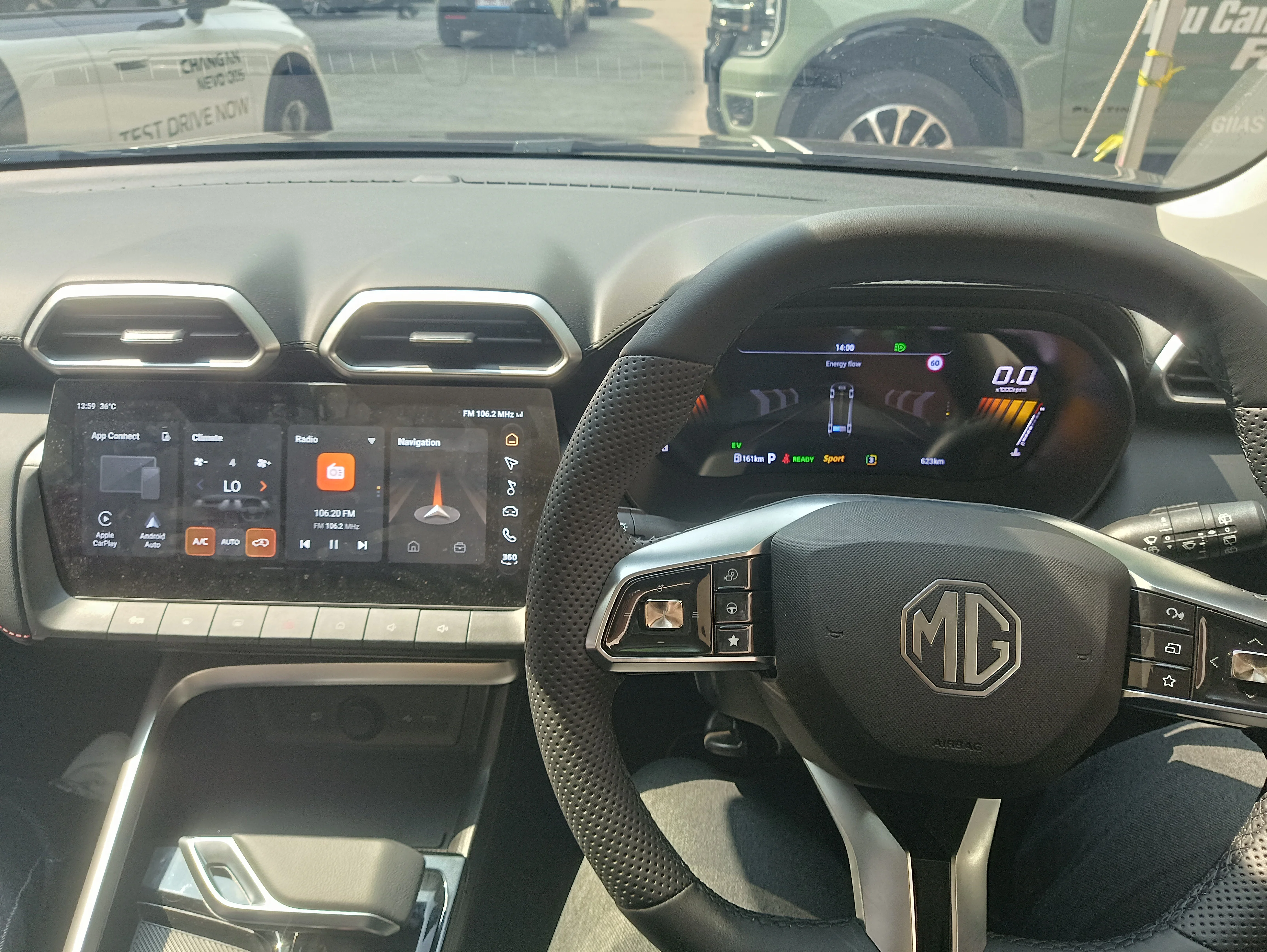 Interior Depan Pengemudi dan Penumpang MG ZS Hybrid+ (arsip stapo.id)