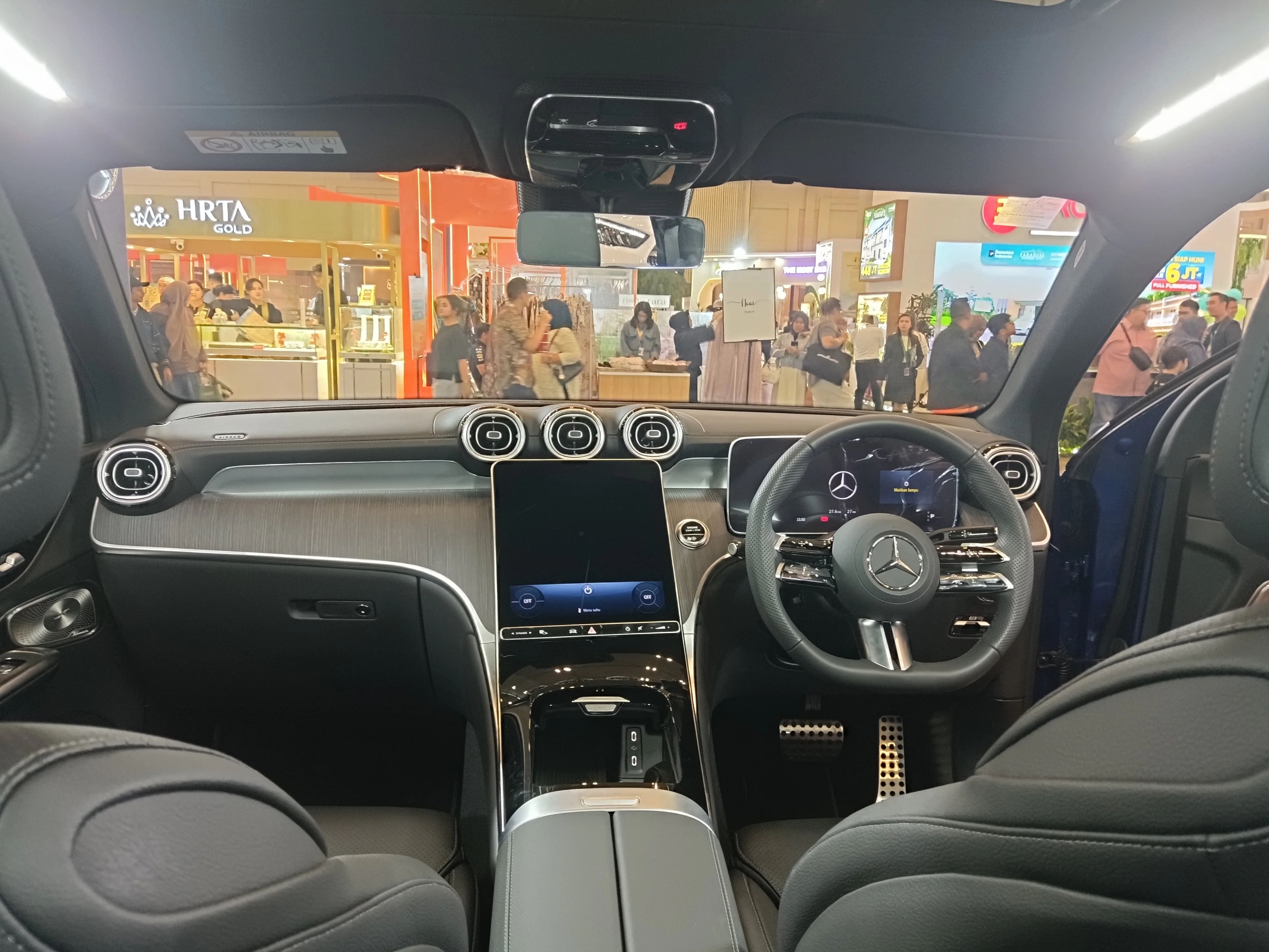 Interior Depan Pengemudi dan Penumpang Mercedes Benz GLC 200 4MATIC AMG (arsip stapo.id)