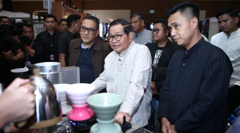 Biji kopi pilihan dan cangkir kopi espresso hangat yang diletakkan di atas meja kayu