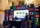 Cangkir kopi estetis dengan latte art di samping mesin espresso pada pameran kopi.