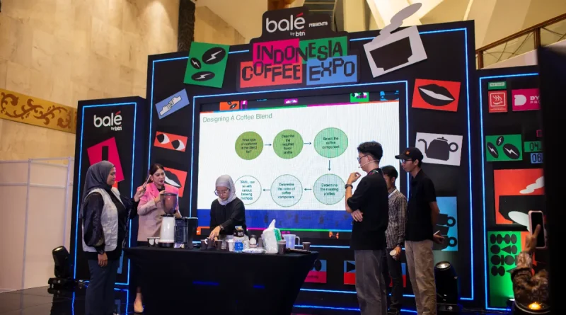 Cangkir kopi estetis dengan latte art di samping mesin espresso pada pameran kopi.