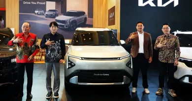 Kia Bawa Tiga Model Unggulan ke GIIAS Bandung 2026,Ramaikan Booth dengan Bernuansa Korea di Booth Pameran otomotif modern menampilkan barisan mobil SUV dan MPV futuristik dengan nuansa panggung elegan