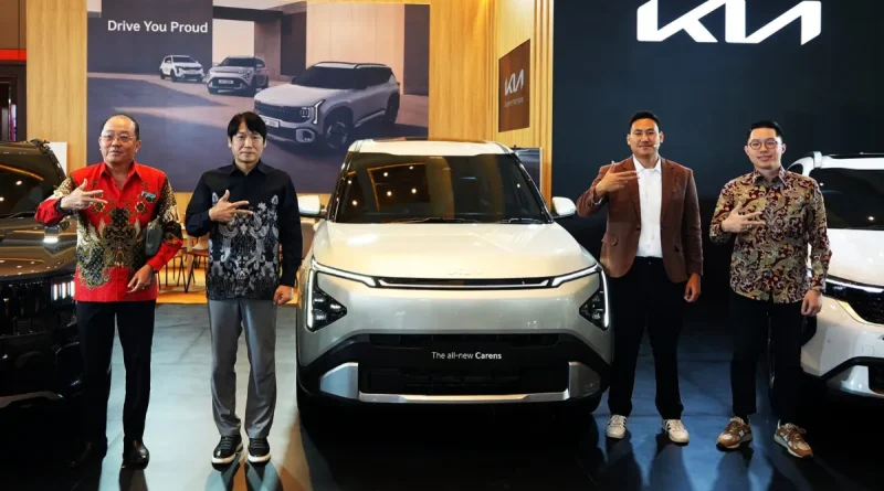 Pameran otomotif modern menampilkan barisan mobil SUV dan MPV futuristik dengan nuansa panggung elegan
