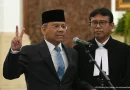 Ilustrasi neraca timbangan keadilan fiskal dan dokumen anggaran negara di atas meja kerja