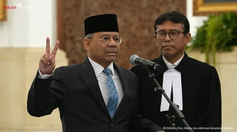 Ilustrasi neraca timbangan keadilan fiskal dan dokumen anggaran negara di atas meja kerja