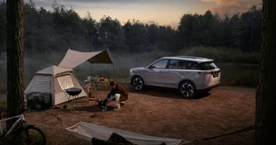 OMODA & JAECOO Catat Pertumbuhan 101,7%, JAECOO J5 Jadi Model Unggulan Dunia Representasi abstrak pertumbuhan otomotif global dan teknologi kendaraan energi baru yang ramah lingkungan.