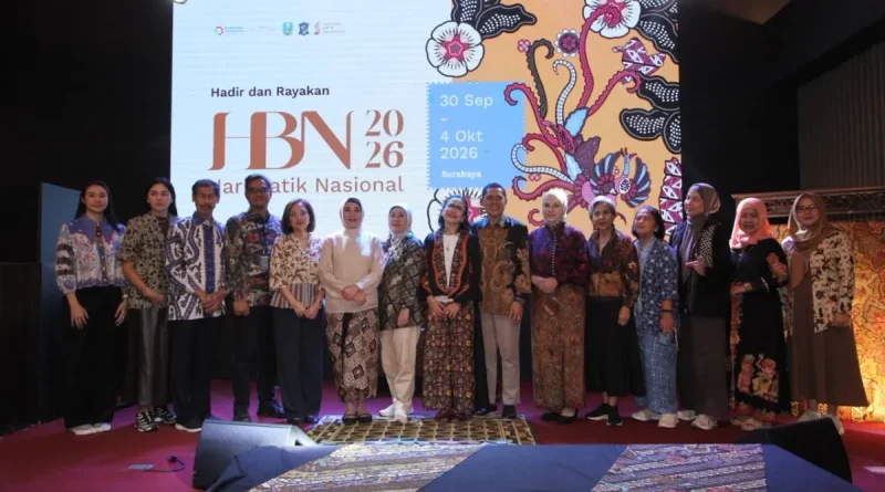 Perahu tradisional dihias motif batik Jawa Timur berlayar di sungai, merepresentasikan perpaduan budaya dan modernitas.