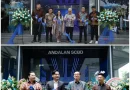 Logo OMODA dan JAECOO di depan dealer baru, menunjukkan perluasan jaringan otomotif di perkotaan