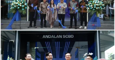 Logo OMODA dan JAECOO di depan dealer baru, menunjukkan perluasan jaringan otomotif di perkotaan