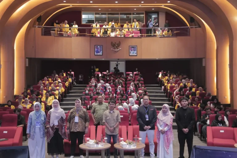 Podium dengan mikrofon di depan audiens yang tidak terlihat, mewakili diskusi atau konferensi