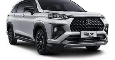 Toyota Veloz Hybrid EV, MPV Keluarga Mulai Beralih ke Hybrid Konsep visual teknologi kendaraan hybrid modern dengan pencahayaan sinematik