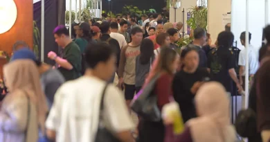Deretan tanaman hias langka dan eksotis dengan pencahayaan dramatis pada pameran florikultura