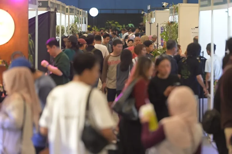 Deretan tanaman hias langka dan eksotis dengan pencahayaan dramatis pada pameran florikultura