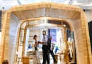 Detail kerajinan furnitur kayu dan rotan berkelas dengan pencahayaan studio hangat