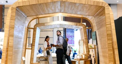 Detail kerajinan furnitur kayu dan rotan berkelas dengan pencahayaan studio hangat