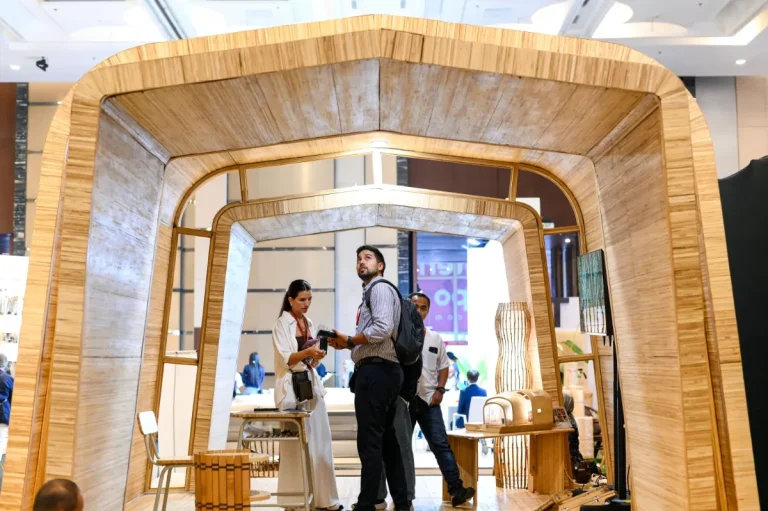 Detail kerajinan furnitur kayu dan rotan berkelas dengan pencahayaan studio hangat