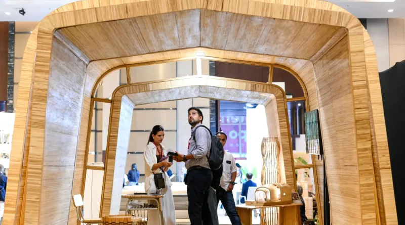 Detail kerajinan furnitur kayu dan rotan berkelas dengan pencahayaan studio hangat