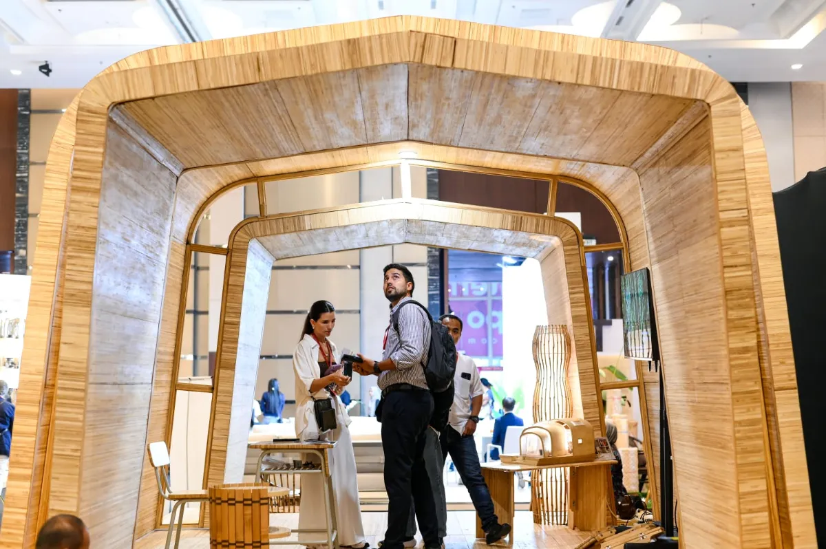 Detail kerajinan furnitur kayu dan rotan berkelas dengan pencahayaan studio hangat