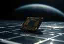 Ilustrasi konseptual mikrocip komputasi dan modul satelit bertenaga surya di orbit Bumi