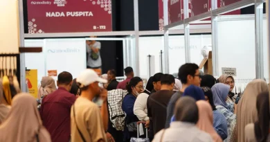 Susunan kain tekstil modest fashion dan aksesoris kerajinan lokal dengan pencahayaan editorial lembut