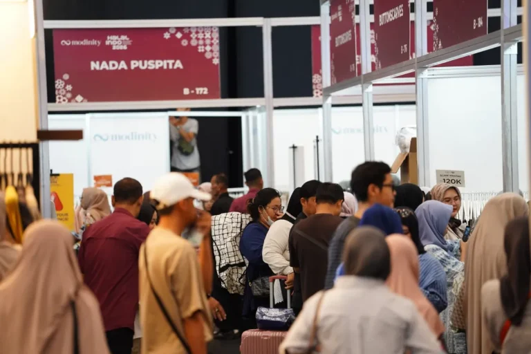 Susunan kain tekstil modest fashion dan aksesoris kerajinan lokal dengan pencahayaan editorial lembut