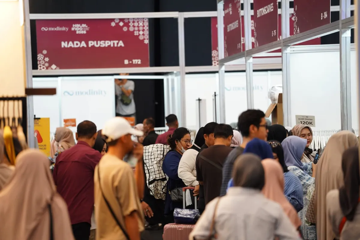 Susunan kain tekstil modest fashion dan aksesoris kerajinan lokal dengan pencahayaan editorial lembut