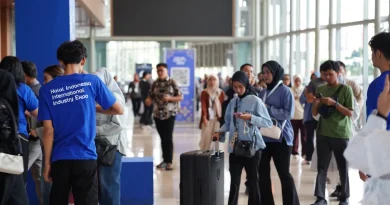 Display konseptual produk halal modern dan bahan alami dalam pameran gaya hidup halal