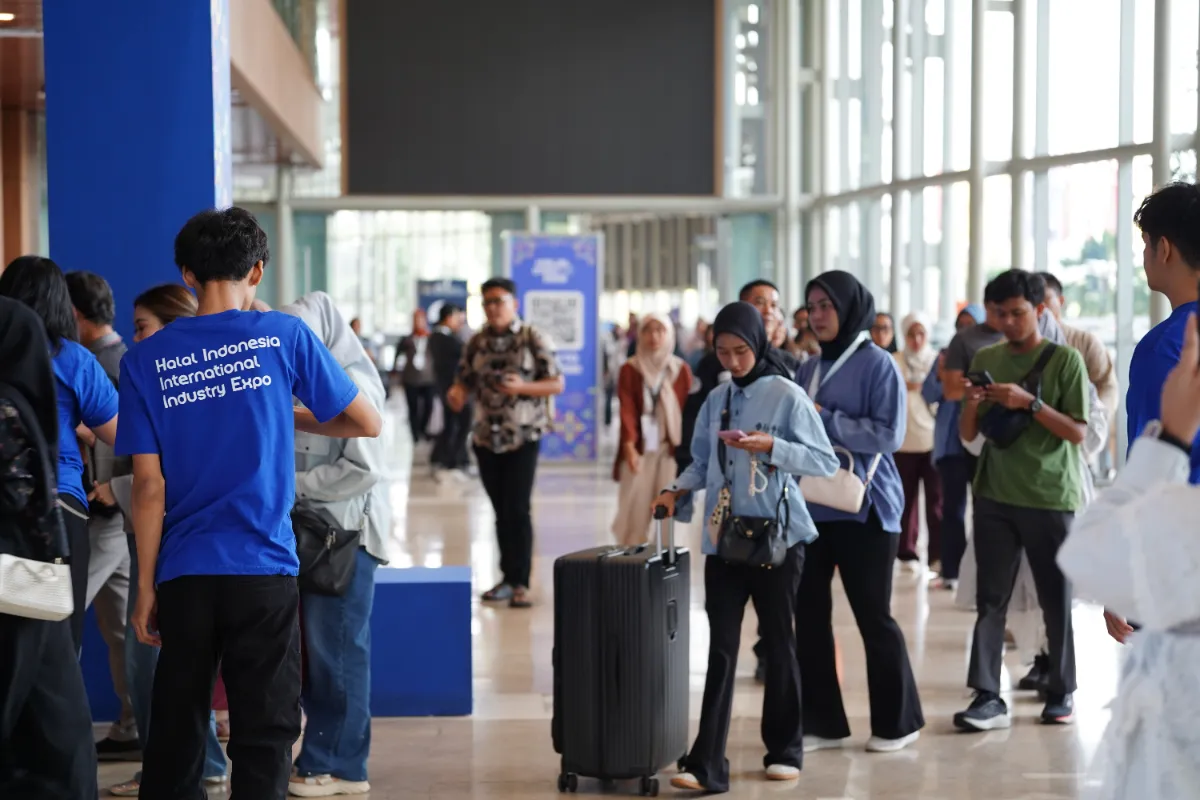Display konseptual produk halal modern dan bahan alami dalam pameran gaya hidup halal