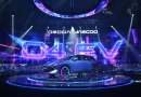 Detail bodi geometris futuristis berfaset tajam dengan pencahayaan neon ambient biru yang merepresentasikan konsep mecha