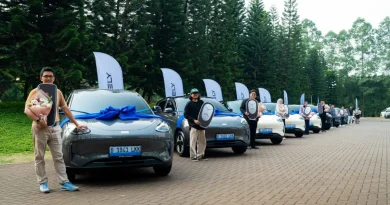 Geely Tembus 12.000 Konsumen di Indonesia, Perkuat Aftersales Ilustrasi konseptual suku cadang presisi dan kunci pintar kendaraan modern