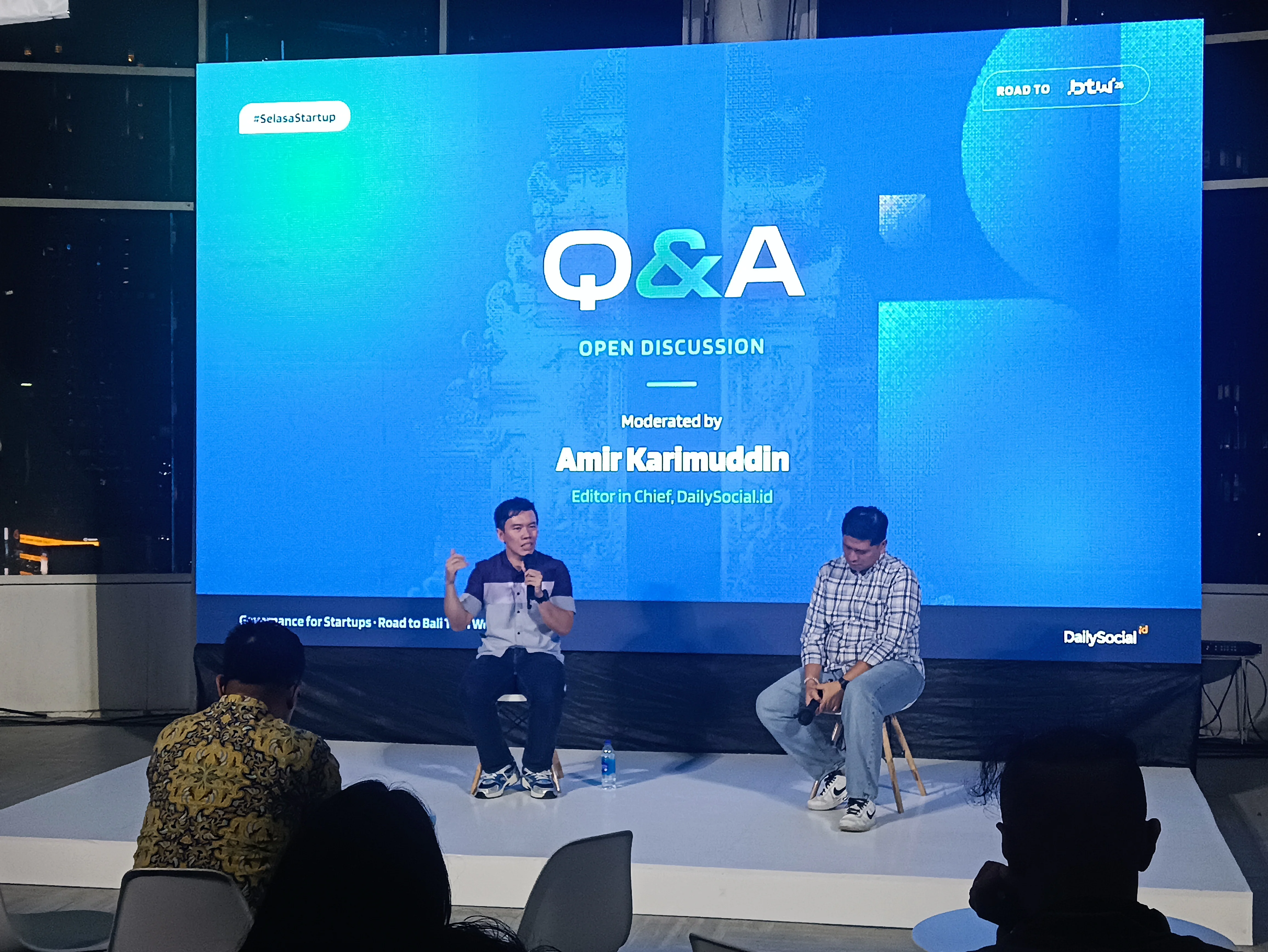 Sesi Tanya Jawab Perintis Usaha: Co-Founder Bukalapak Fajrin Rasyid (kiri) saat menjawab pertanyaan peserta dalam sesi Open Discussion yang dipandu oleh Editor in Chief DailySocial.id Amir Karimuddin (kanan) pada forum #SelasaStartup di Ganara Art FX Sudirman, Jakarta. (Foto: Stapo.id)