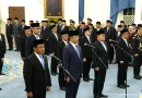 Buku berkas dokumen resmi kenegaraan dan pena elegan di atas meja kayu diplomatik