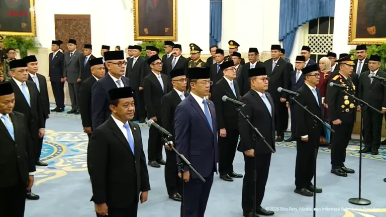 Buku berkas dokumen resmi kenegaraan dan pena elegan di atas meja kayu diplomatik