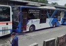 Ilustrasi kartu pintar transportasi elektronik di atas mesin tiket publik
