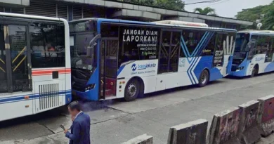 Ilustrasi kartu pintar transportasi elektronik di atas mesin tiket publik