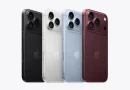 Ilustrasi smartphone premium titanium dengan pencahayaan studio elegan bernuansa burgundy
