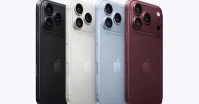 Ilustrasi smartphone premium titanium dengan pencahayaan studio elegan bernuansa burgundy