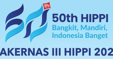 Ilustrasi dokumen strategi bisnis nasional dan medali peringatan 50 tahun kemandirian ekonomi