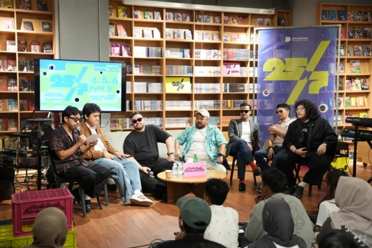 Ilustrasi buku terbuka berdampingan dengan piringan hitam dan alat musik berlatar hangat