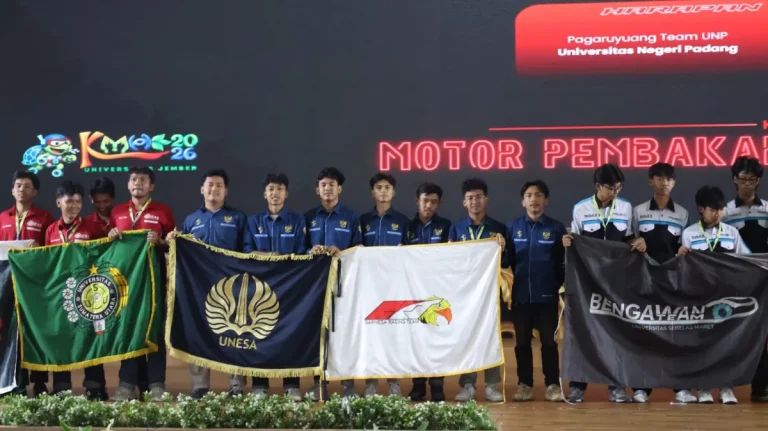 Detail aerodinamis dan komponen mekanis kendaraan hemat energi di meja kerja teknik otomotif