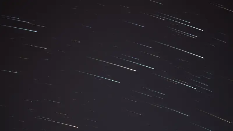 Ilustrasi teleskop kuno dan peta rasi bintang di bawah langit malam penuh bintang