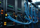 Ilustrasi deretan rak server pusat data dengan lampu indikator jaringan optik bercahaya lembut
