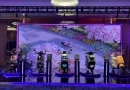 Komponen baterai motor listrik modern di atas podium pameran