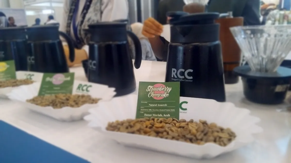 Logo Renggali Coffee Company dengan biji kopi dan simbol pemberdayaan perempuan.