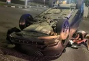 Ilustrasi cangkir kopi dan kunci mobil di konsol tengah interior kendaraan saat malam hari