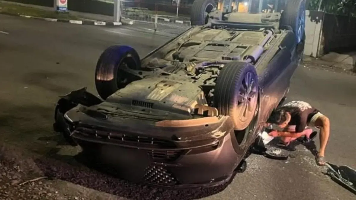Ilustrasi cangkir kopi dan kunci mobil di konsol tengah interior kendaraan saat malam hari