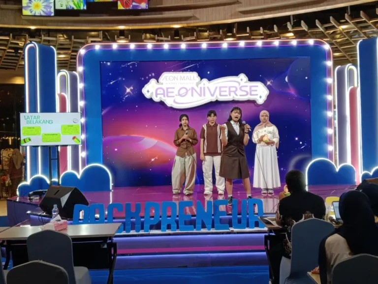 Beragam contoh desain prototipe kemasan modern dan ramah lingkungan yang tertata rapi di studio desain.