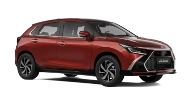 Toyota Glanza 2026 Meluncur, Harga Mulai Rp133 Juta Ilustrasi kunci mobil modern dan miniatur rangka kendaraan berkonsep futuristik di atas meja studio