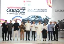 Suasana konseptual otomotif dengan kemudi logam mengilap dan latar lampu pameran